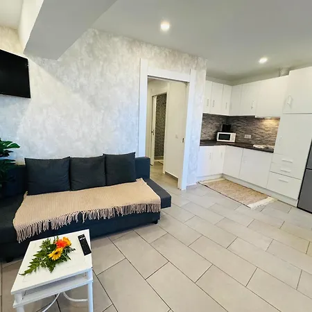 Americas And Nightlife Apartment