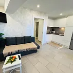 Americas And Nightlife Apartment